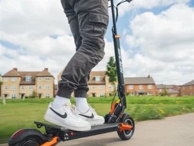 Com arreglar la bateria d'un scooter que no es carrega?