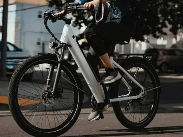 Quina velocitat pot anar una bicicleta elèctrica de 36 V?